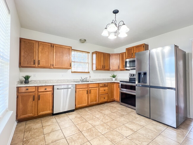 Kitchen - 1451 N Delphine Ave