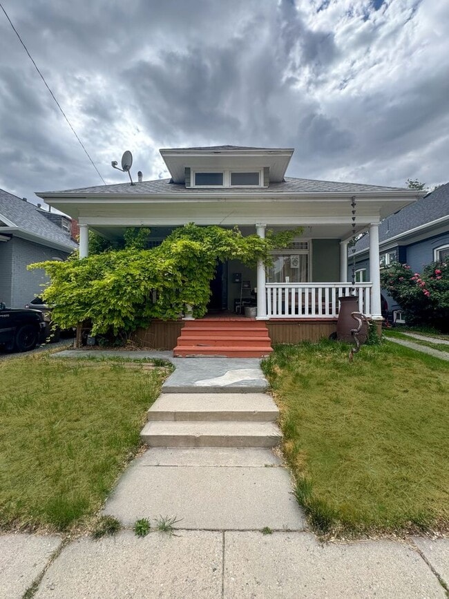 Building Photo - Stunning Historic Downtown Salt Lake City House!