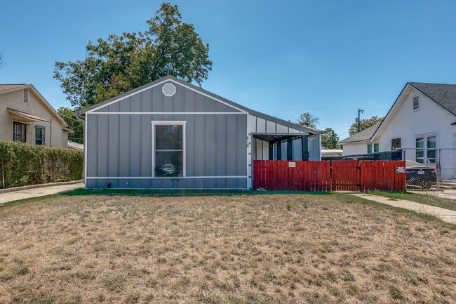 Building Photo - 3-BEDROOM HOME IN HIGHLAND PARK