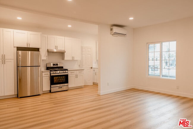 Building Photo - 4521 Hollywood Blvd Unit 5