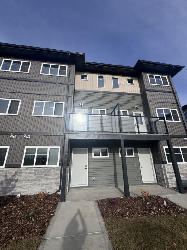 Photo - 18120-18128 28 Ave SW