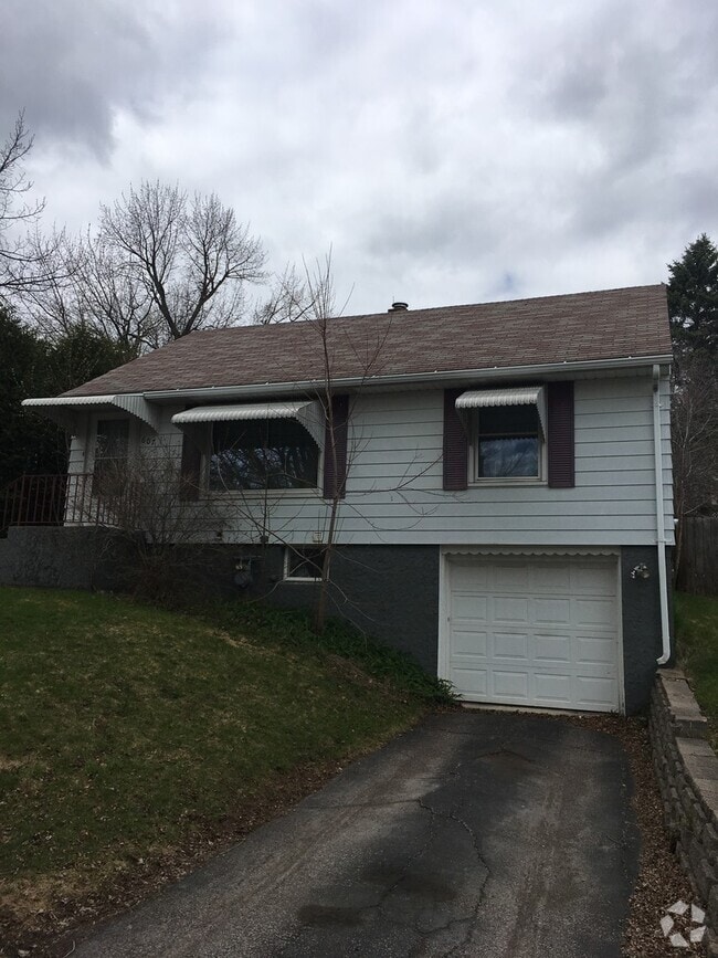 Building Photo - Available August!  Cozy 2 Bedroom, 2 Bathr... Rental