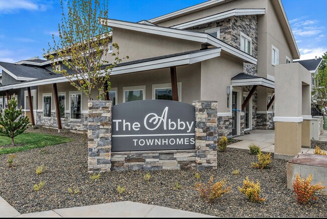 Building Photo - 3 Bedroom 2.5 Bath Pet Friendly Town Home ...