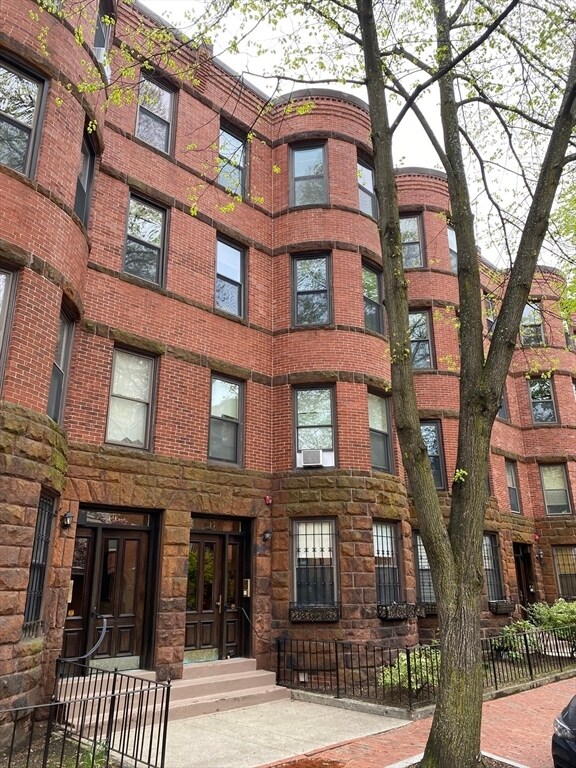 Building Photo - 17 Follen St Unit 2F