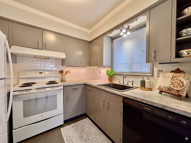 Photo - Spacious 2 Bedroom 1 Bathroom Unit Located in a Great Area Just a Few Blocks From The Hawthorne D...