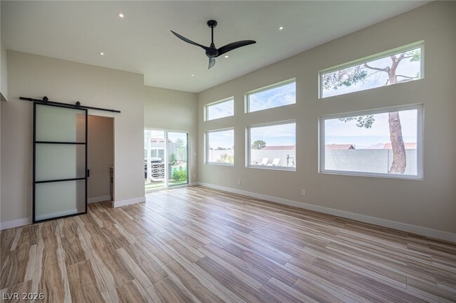 Photo - 330 E Country Club Dr