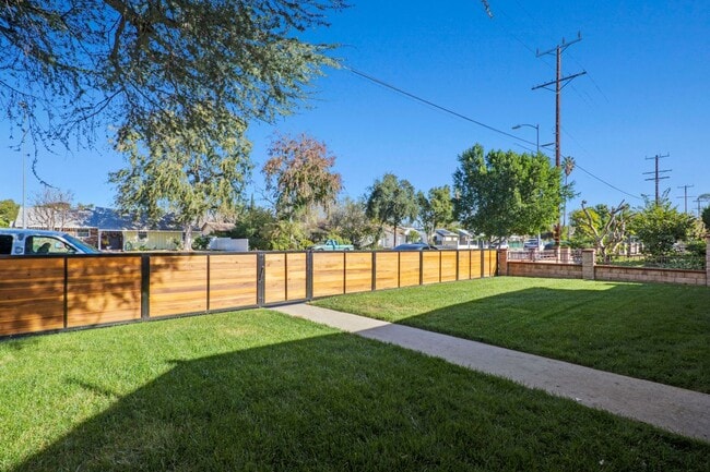 Photo - 17434 Saticoy St