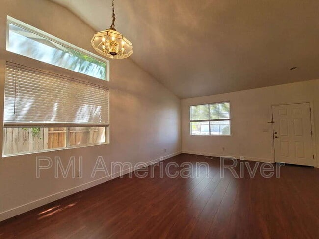 Photo - 1375 Pintail Way