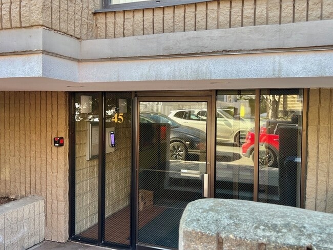 Building Photo - 45 Trowbridge St Unit 5B