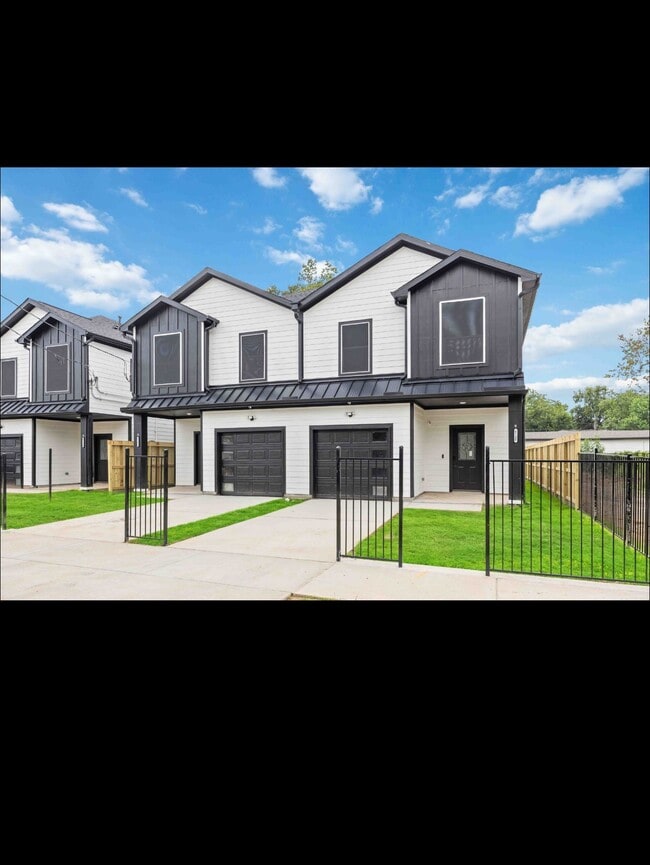 Building Photo - 6726 Paris St