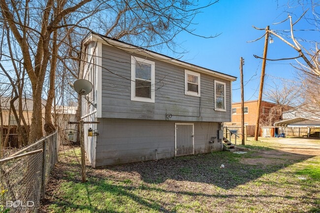 Photo - 2562 Lamar St