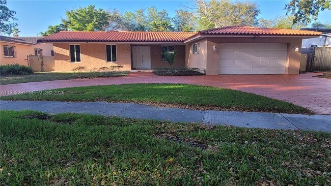 Photo - 6895 Loch Ness Dr