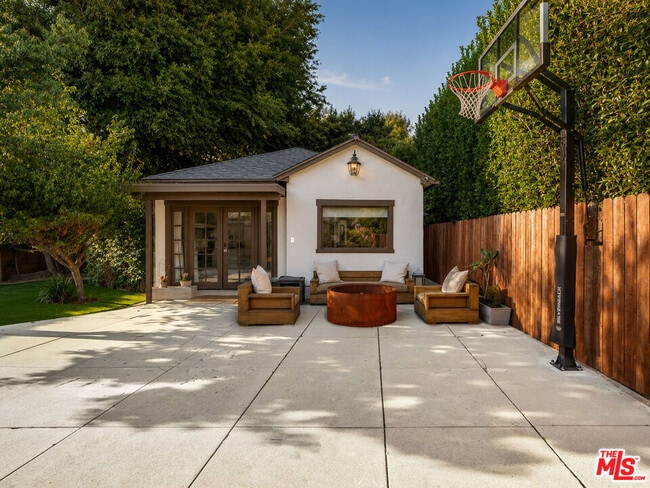 6537 Moore Dr