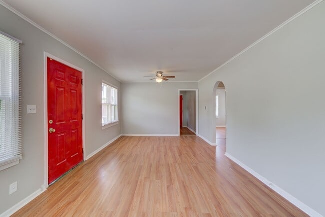 Building Photo - COMING SOON! Newly Renovated 2 Bed / 1 Bath house! Apply today!