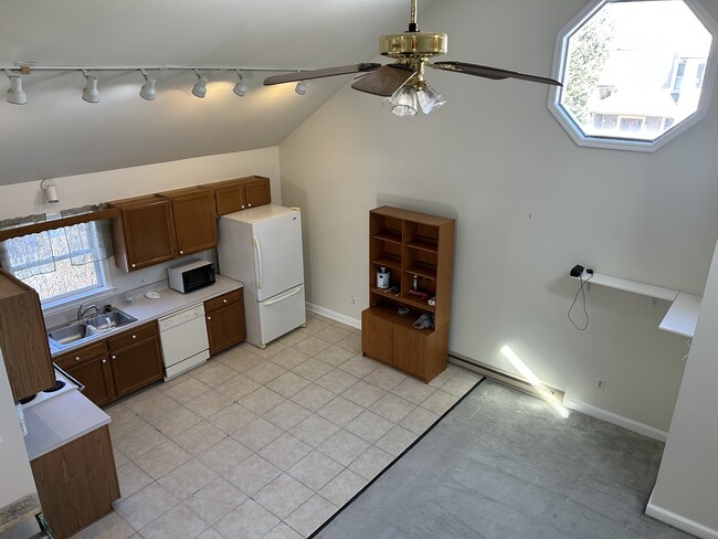 Photo - 515 W Burke St Unidad 2nd story loft apartment