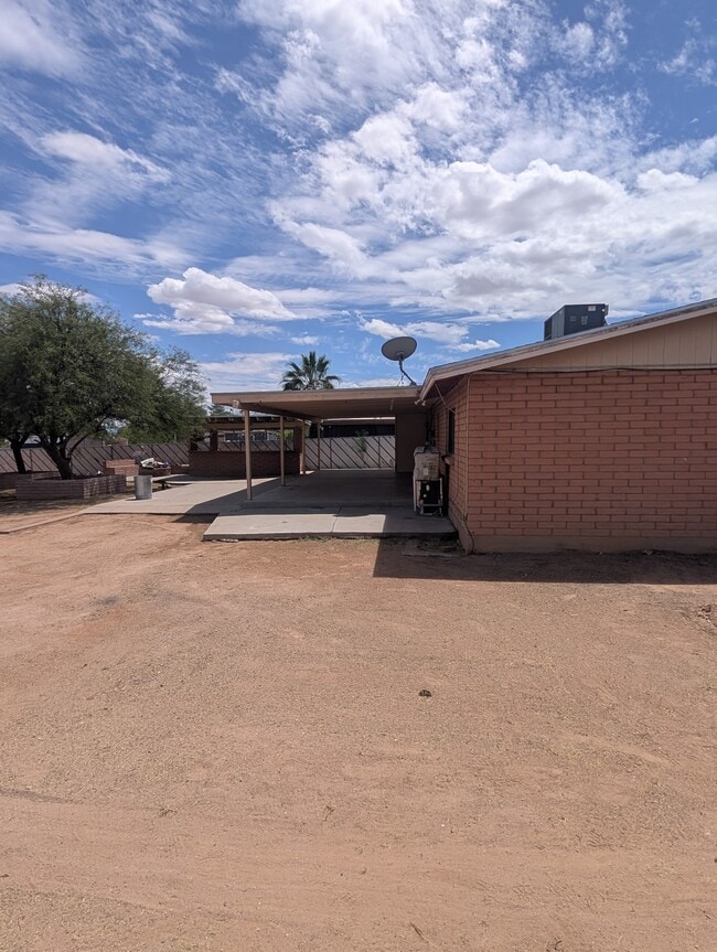 Building Photo - 7001 S Maxine Cir