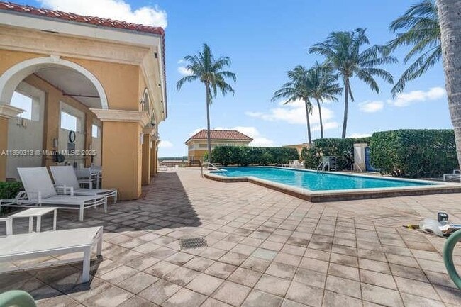 Building Photo - 403 S Sapodilla Ave Unit 104