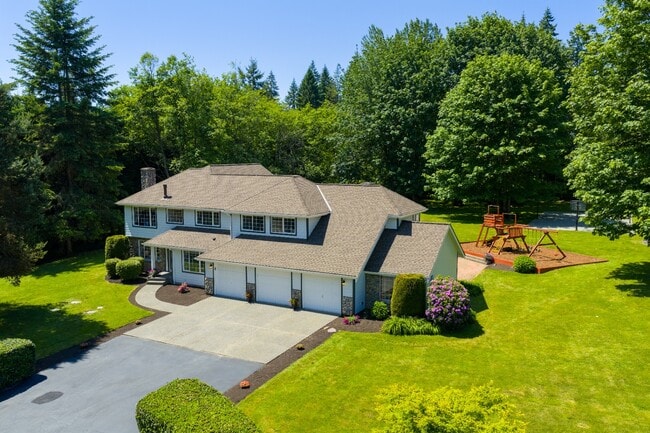 Luxurious 4-Bedroom Family Home Minutes Aw... - Luxurious 4-Bedroom Family Home Minutes Aw...