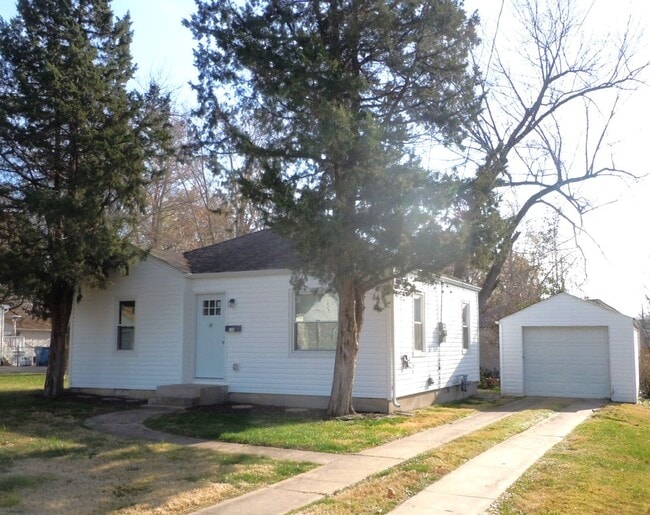 Building Photo - Two Bedroom Home with Utility Room off Kitchen and a Garage!!