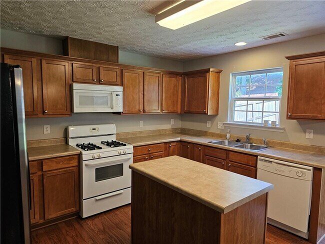 Photo - 645 Roxford Ln NE