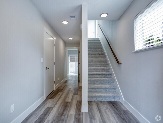 Building Photo - 1710 SE Ramona St Rental
