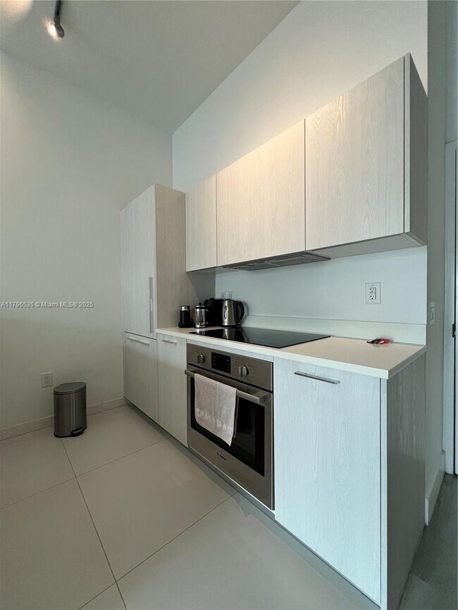 Photo - 501 NE 31st St Unidad 402