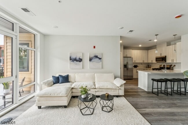 Building Photo - 140 W Webster Ave Unit 201