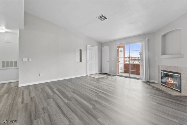 Photo - 4730 E Craig Rd Unidad 2014