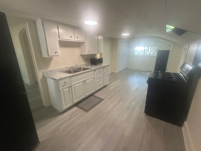 Kitchen - 421 W Bond St