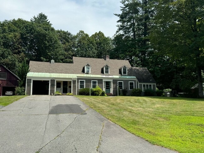 Building Photo - 45 Common St Unit Room 2