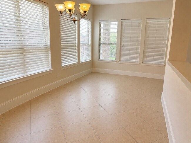 Photo - 515 Newington Ln