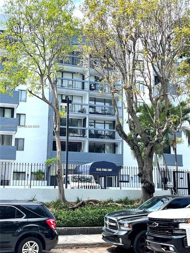 Building Photo - 2715 Tigertail Ave Unit 203