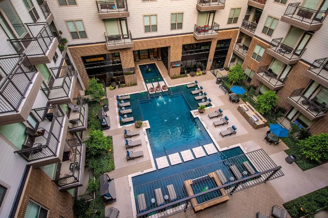 Building Photo - 3551 Wilshire Wy