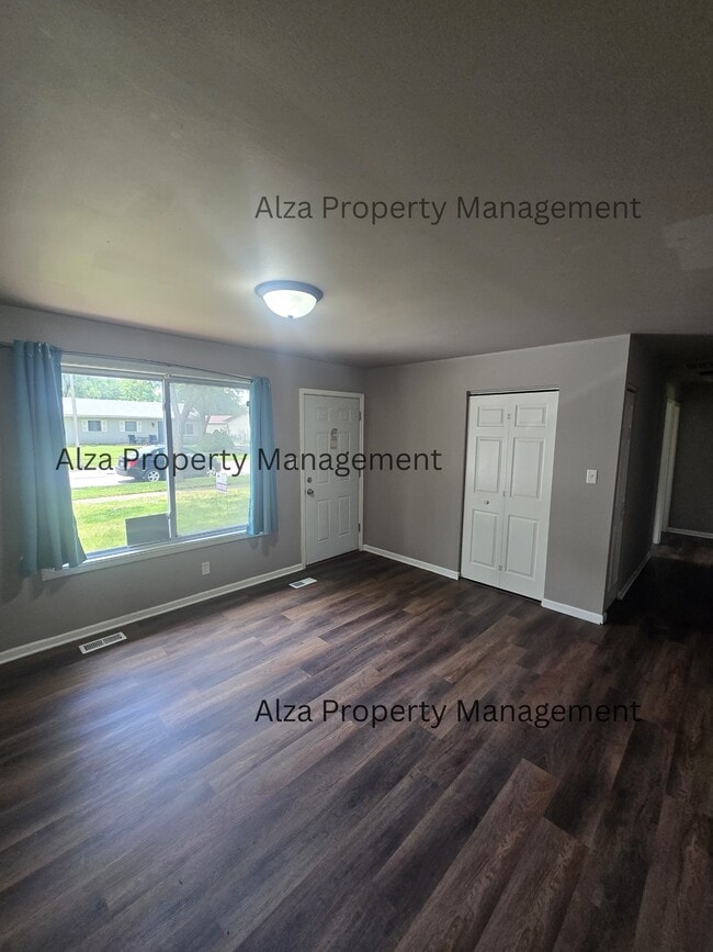 Photo - 828 Poplar Ln
