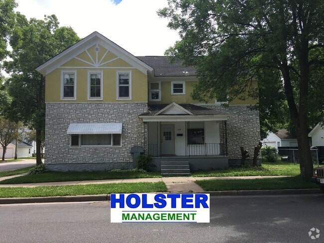 Building Photo - 6-Bedroom, 2-Bath Home Just A Few Blocks F...
