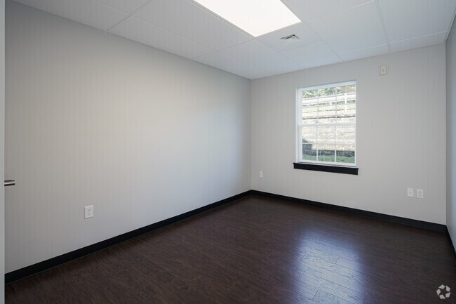2BR, 1BA - 900SF