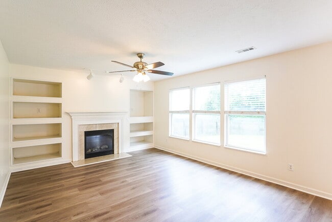 Photo - 4565 Hawthorn Dr
