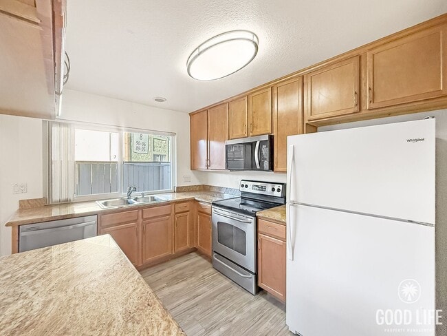 Building Photo - Charming 2-Bed/2-Bath Condo in Gated Forest Glen Community Unit 159