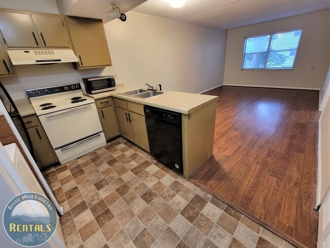 Photo - Kingswood Condo #26 - Walking Distance to Campus!