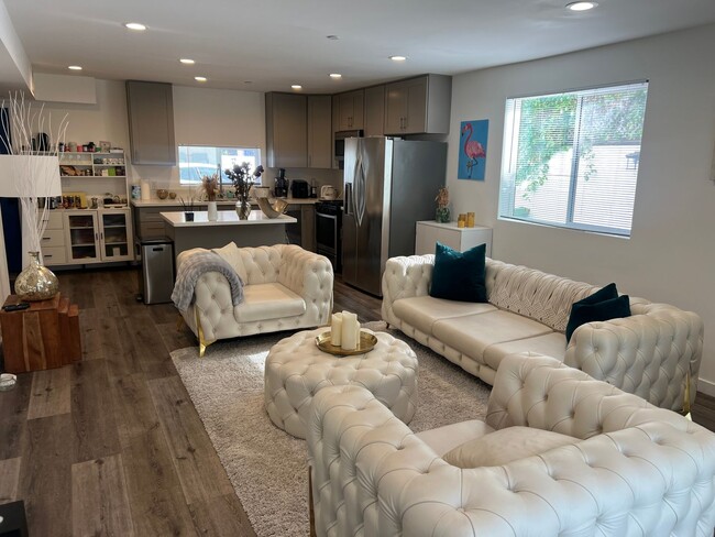 Building Photo - 1119 N Berendo St Unit 1121 1/2