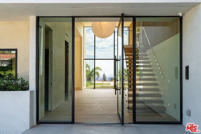 Photo - 2501 Banyan Dr