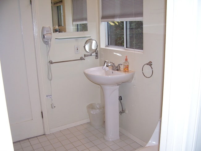 Baño Jack/Jill con ducha - 1350 S Curson Ave