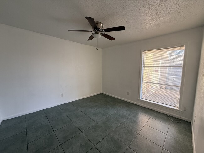 Photo - 3025 Lourdes St