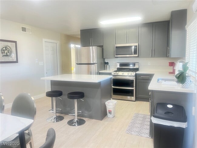 Photo - 4194 Greenpoint St