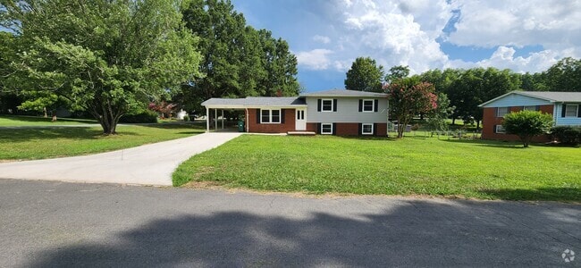 Building Photo - 2006 Monza Dr Rental