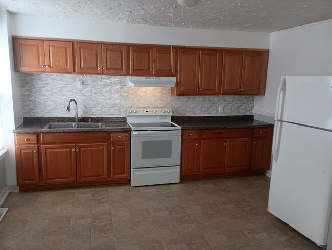 Kitchen - 54 Quality Ave Unit D