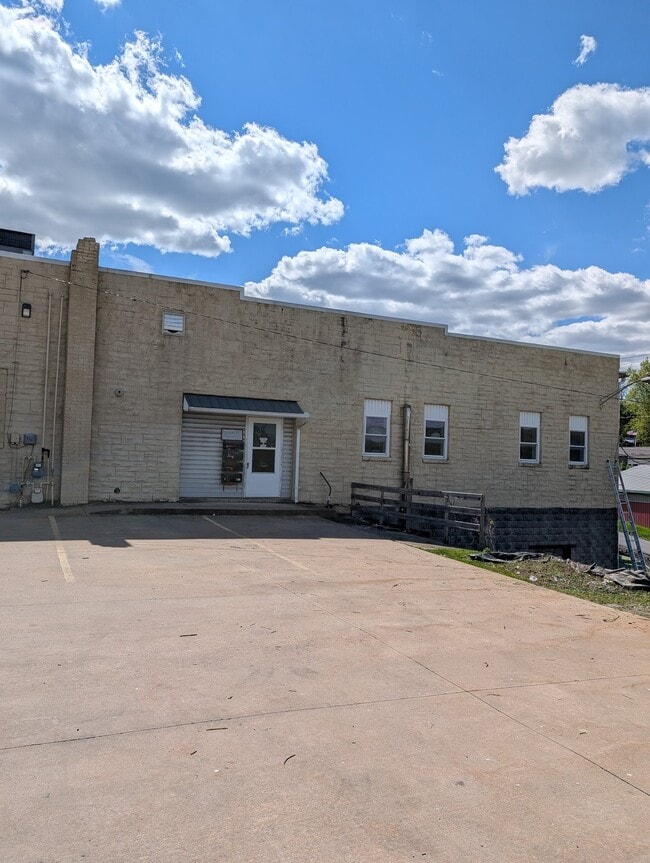 Building Photo - 1136 Allegheny St