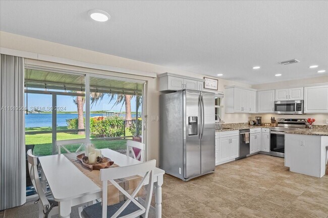 Photo - 924 Lake Dr E