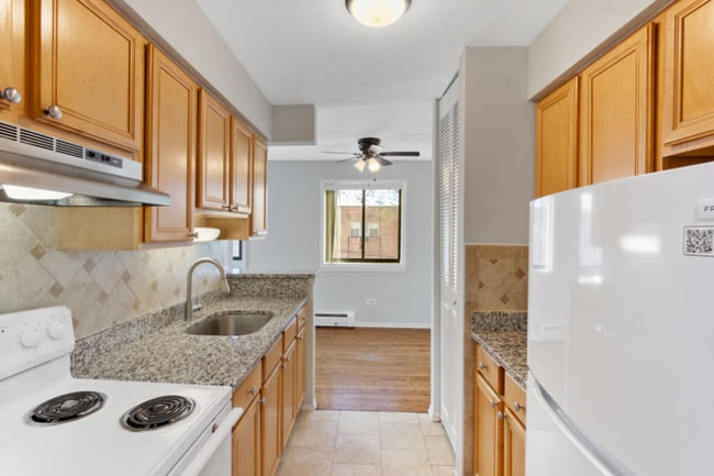 Building Photo - 6001 N Kenmore Ave Unit 511