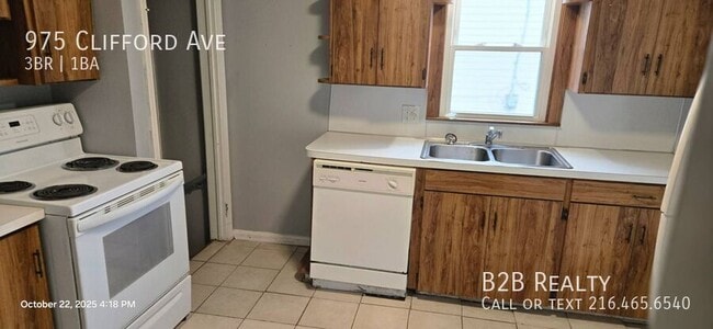 Photo - 975 Clifford Ave